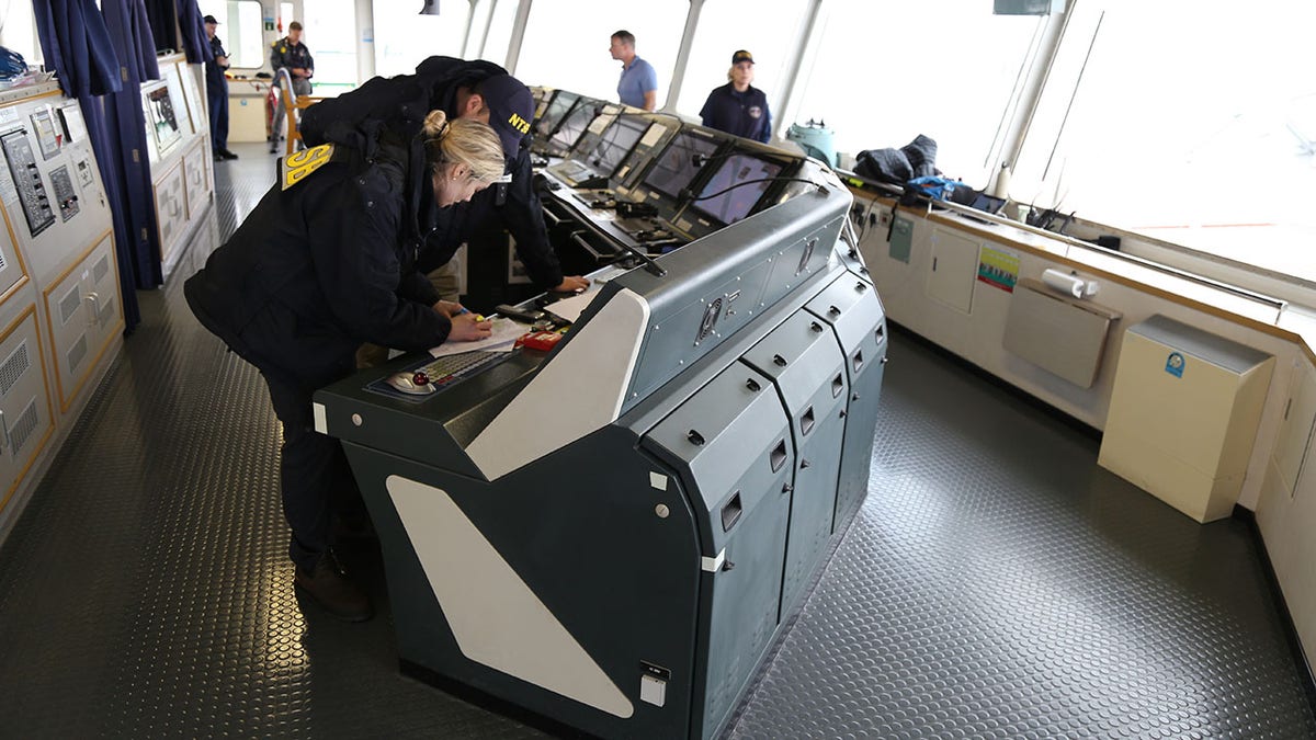 NTSB-Ermittler an Bord des Dali-Frachtschiffs