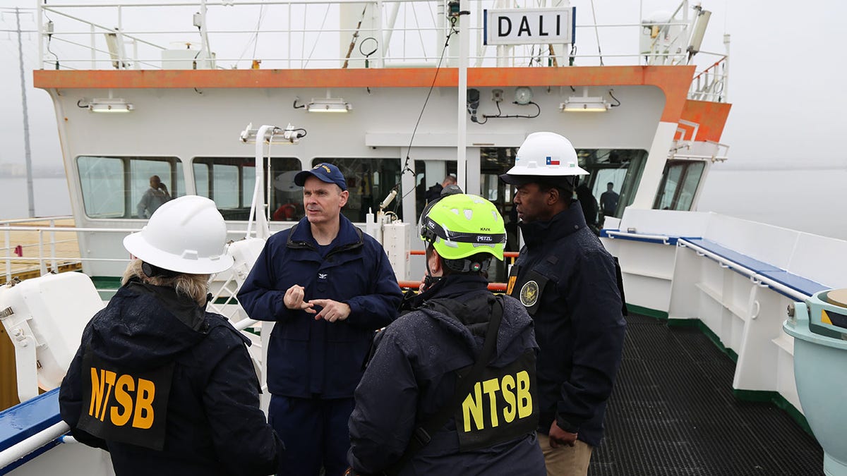 NTSB-Ermittler sprechen an Bord des Dali-Schiffes