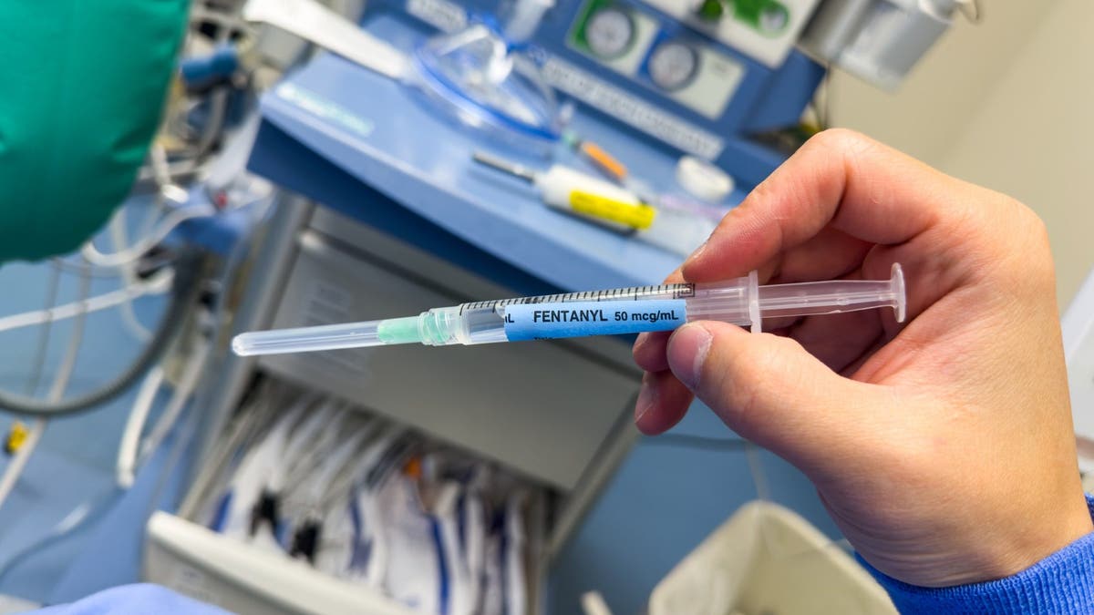 Krankenschwester hält eine Spritze mit der Aufschrift Fentanyl 50 µg/ml