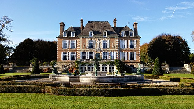 Großartig: Das Chateau du Mont in der Normandie ist ein „imposantes“ Anwesen mit formellen und italienischen Gärten