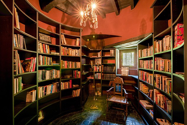 Die Einrichtung im Chateau Bourgogne ist im „Bauernhof-Chic“ mit Balkendecken und Steinböden gehalten.  Abgebildet ist die Bibliothek