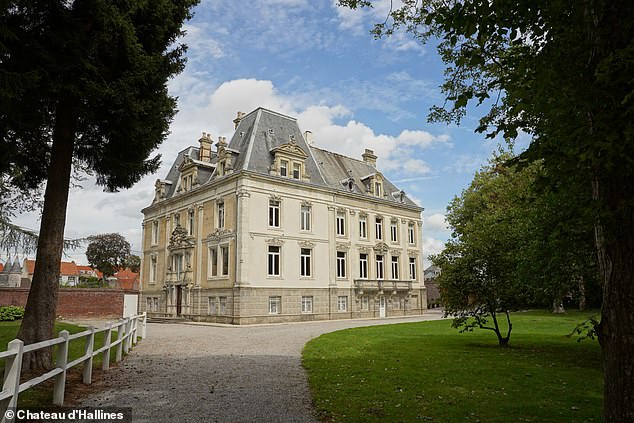 Chateau d'Hallines bietet Unterhaltung in Hülle und Fülle, von einem Indoor-Trampolinraum und Heimkino bis hin zu einem beheizten Außenpool und einem Tennisplatz