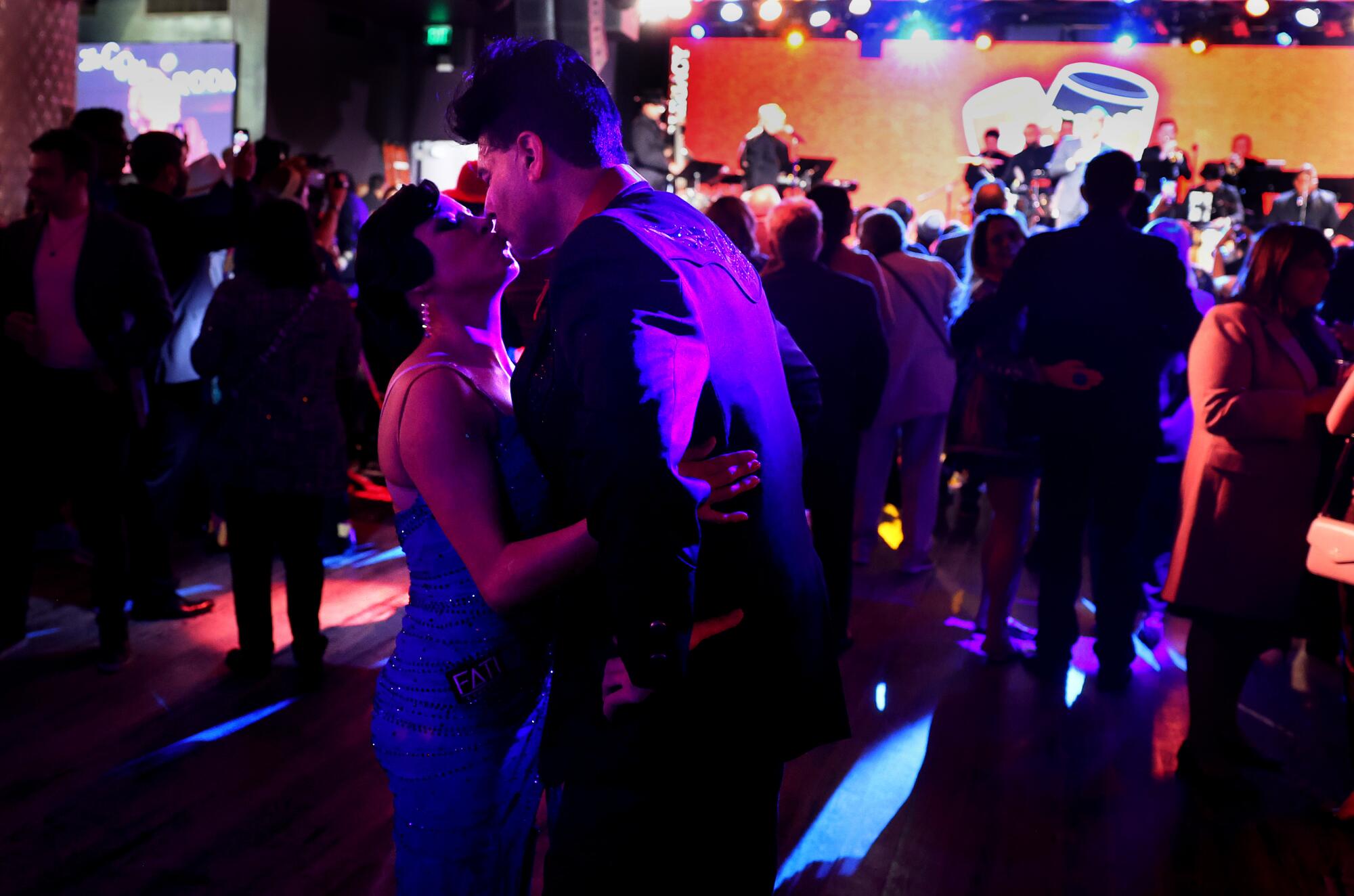 Tänzer küssen sich auf der Tanzfläche.