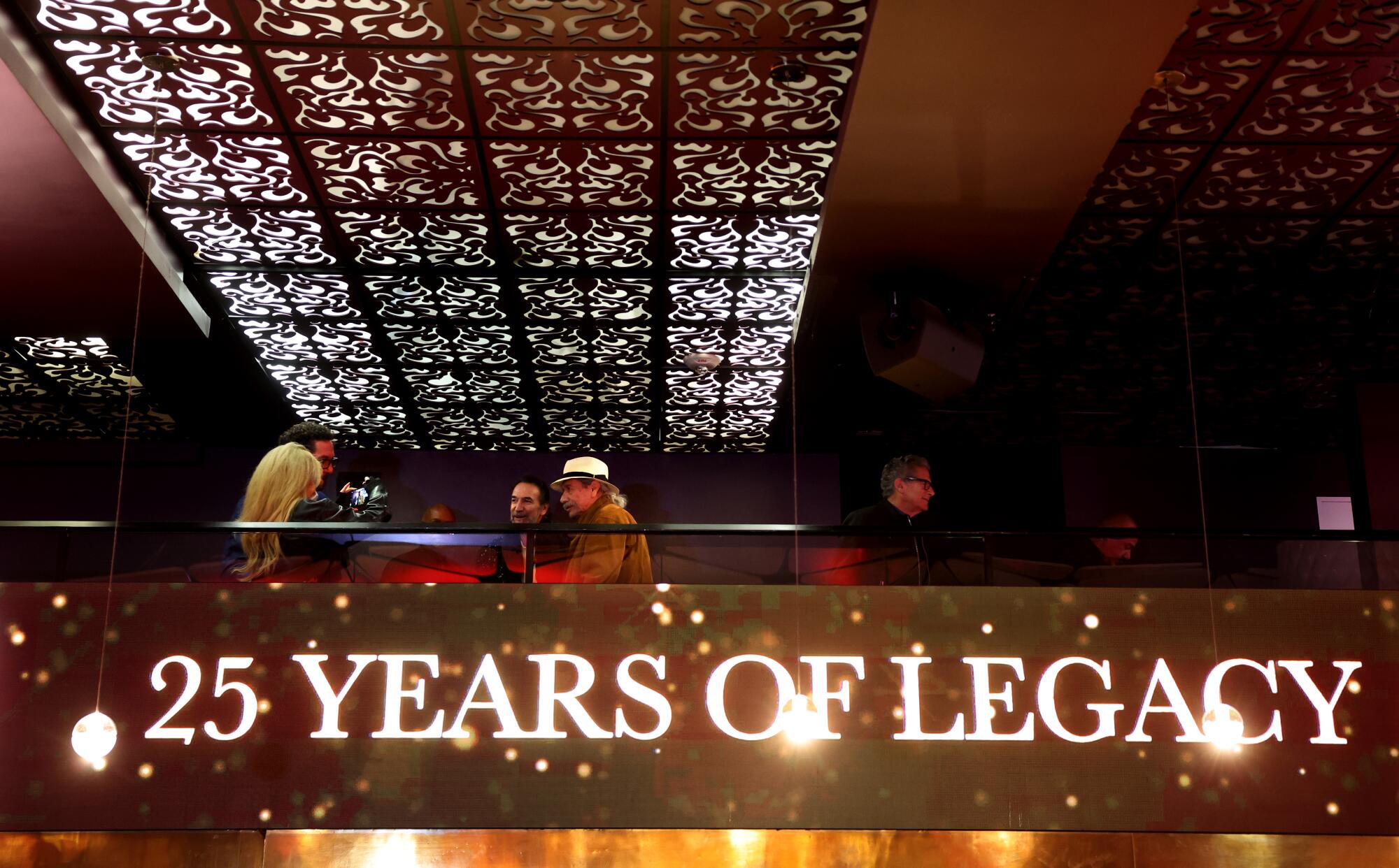 Schauspieler Edward James Olmos sitzt an einem Tisch über den Worten "25 Jahre Erbe."