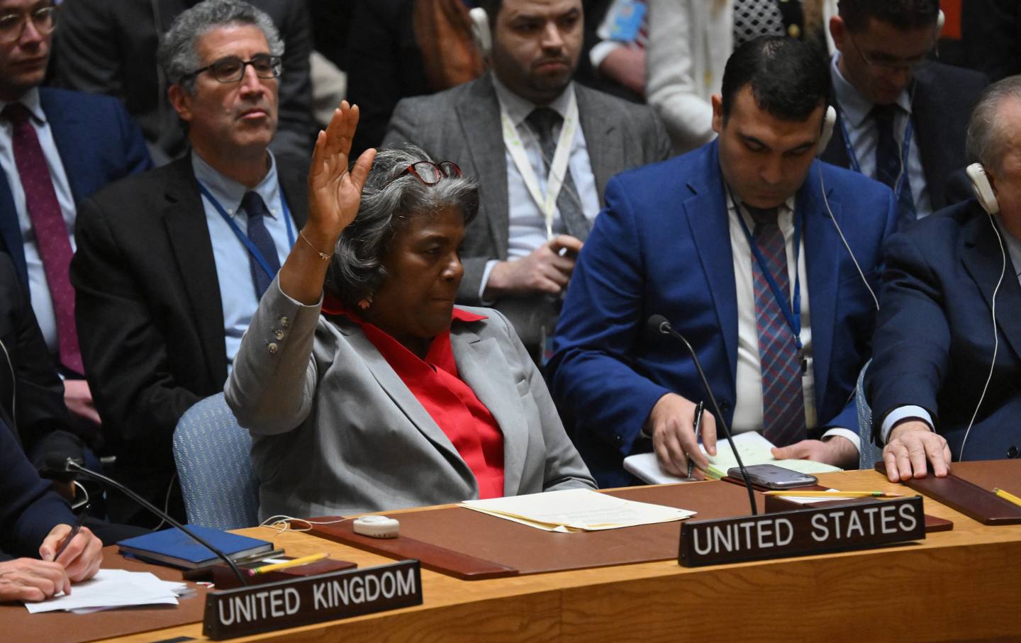 Die US-Botschafterin bei den Vereinten Nationen, Linda Thomas-Greenfield, stimmt bei einer Abstimmung über eine Resolution, die einen sofortigen Waffenstillstand in Gaza am 25. März 2024 fordert, mit „Enthaltung“.