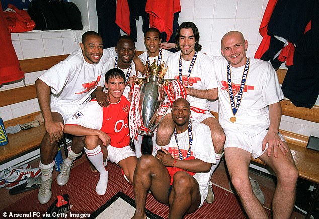 Clichy würde 2003/04 als Teil der Invincibles-Mannschaft von Arsenal den Premier-League-Titel gewinnen