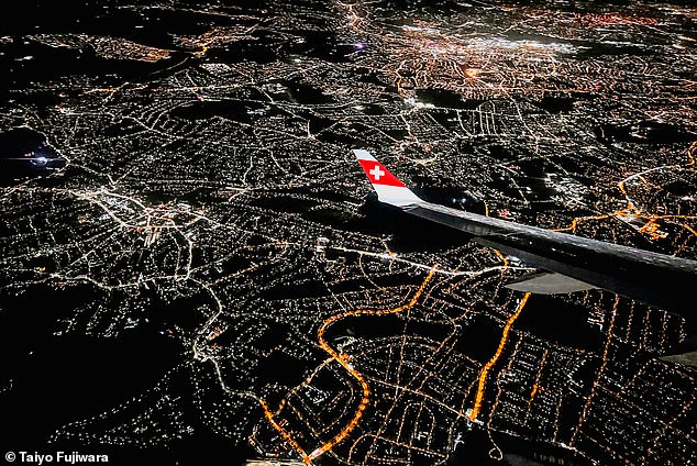 Der Fotograf Taiyo Fujiwara flog über London und machte dieses unglaubliche Bild mit einem iPhone 13 Pro Max.  „Die Lichter der Londoner Stadt haben eine atemberaubende Landschaft geschaffen“, sagte der Fotograf