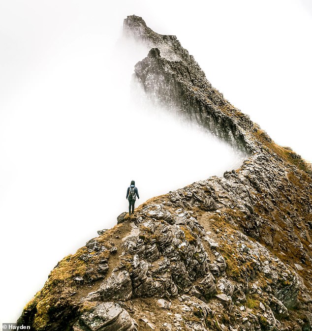 Dieses unglaubliche Bild mit dem Titel „Hiking In The Clouds“ zeigt eine Berglandschaft in Schottland, aufgenommen mit einem Huawei P30 Pro