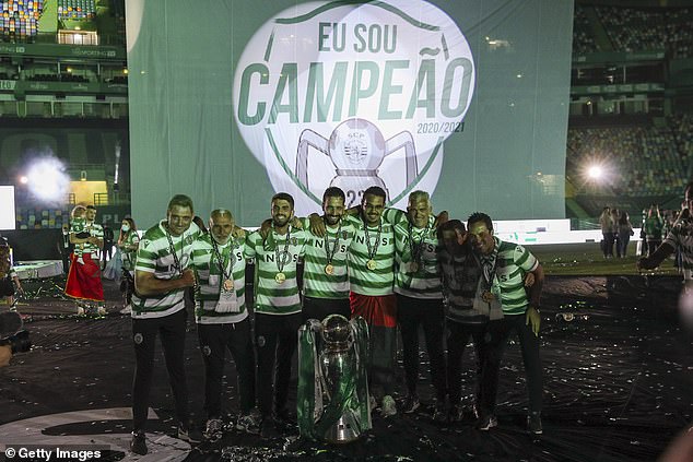 Amorim (Mitte) hat mit Sporting einen Meistertitel gewonnen und seine Mannschaft steht derzeit an der Spitze der Tabelle
