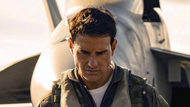 Tom Cruise blickt in Top Gun: Maverick nach unten.