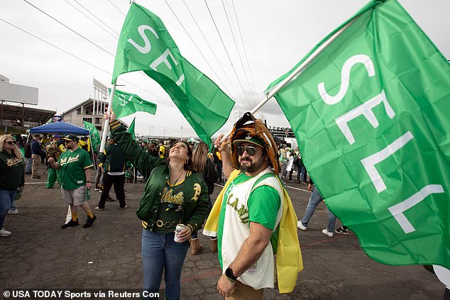 Der Boykott am Donnerstagabend umfasste Werbegeschenke, T-Shirts und eine Reihe grüner „Verkaufs“-Flaggen