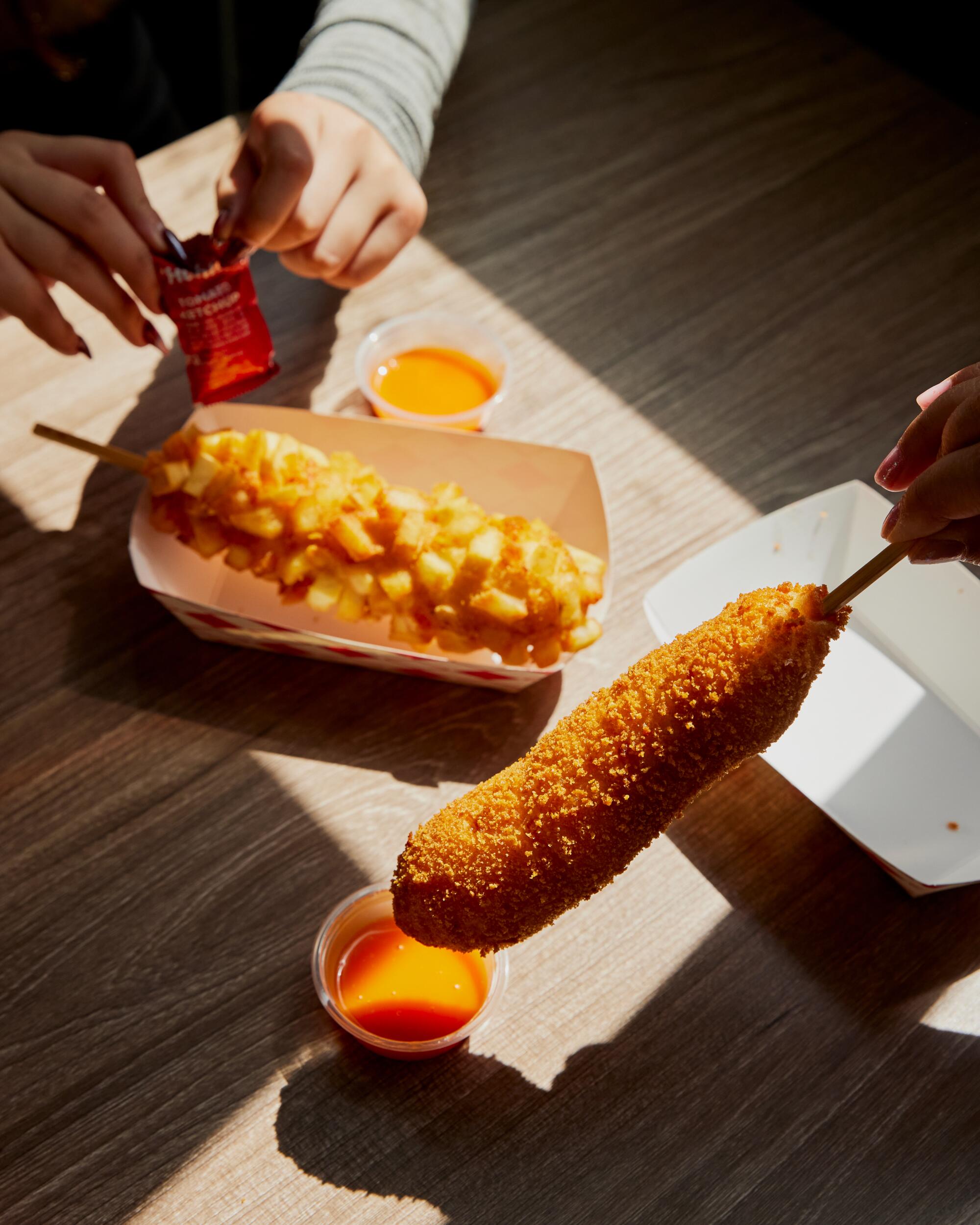 Bestellen Sie Hot Dogs nach koreanischer Art mit einem Reismehlteig und einer Mochi-ähnlichen Textur bei Myungrang Hot Dog.