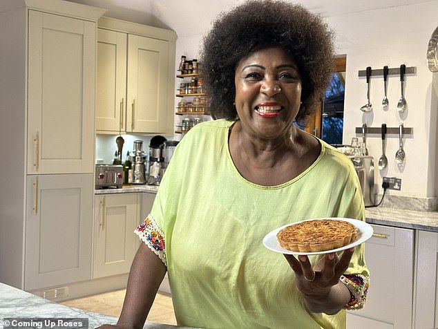 Rustie im Bild mit ihrer Version von Quiche Lorraine – ein weiteres Grundnahrungsmittel der 80er Jahre.  Die Sendung blickte auf Retro-Lebensmittel der 80er Jahre zurück
