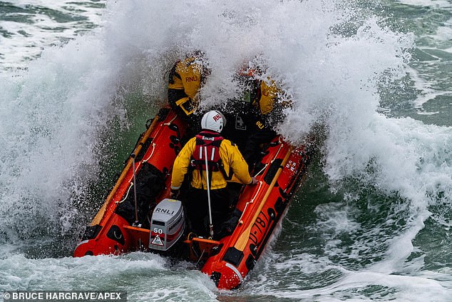 Besatzungen der St. Agnes Coastguards, des Newquay Coastguard Search and Rescue Team, des St. Agnes RNLI Lifeboat und des Rettungshubschraubers 924 wurden entsandt, um den Mann zu retten