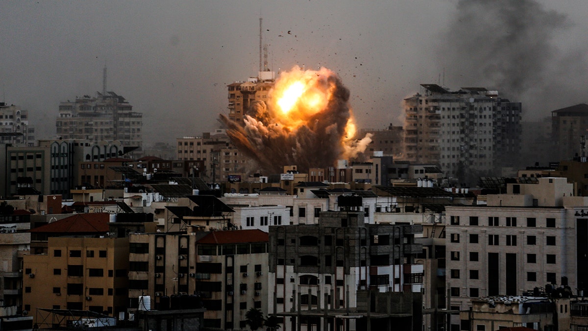Über einem Gebäude in Gaza-Stadt steigt Rauch auf und ein Feuerball