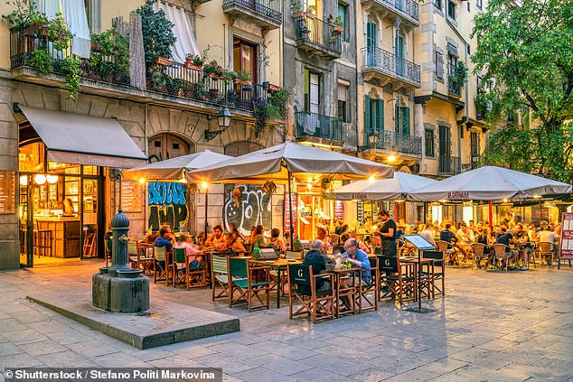 Das Aktenfoto zeigt ein Tapas-Restaurant im Freien mit Sonnenschirmen in Barcelona, ​​Katalonien