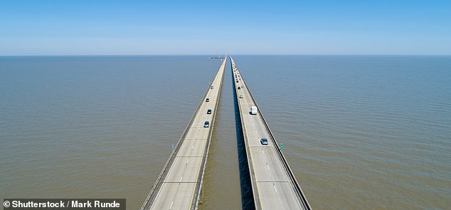 Sehen Sie sich die längste Brücke der USA an, den Lake Pontchartrain Causeway, der sich über 24 Meilen (38 km) erstreckt und täglich mehr als 40.000 Fahrzeuge befördert