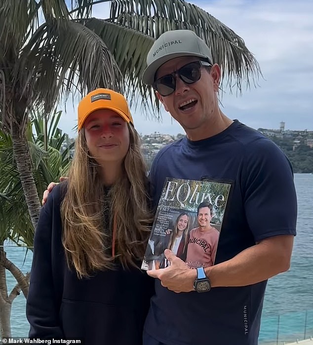 Am Freitag teilte der 52-jährige „Fear“-Star ein Video, in dem er mit seinem Arm um Grace – deren Mutter Model Rhea Dunham ist – posiert, während sie ihr EQluxe-Magazin-Cover zeigten