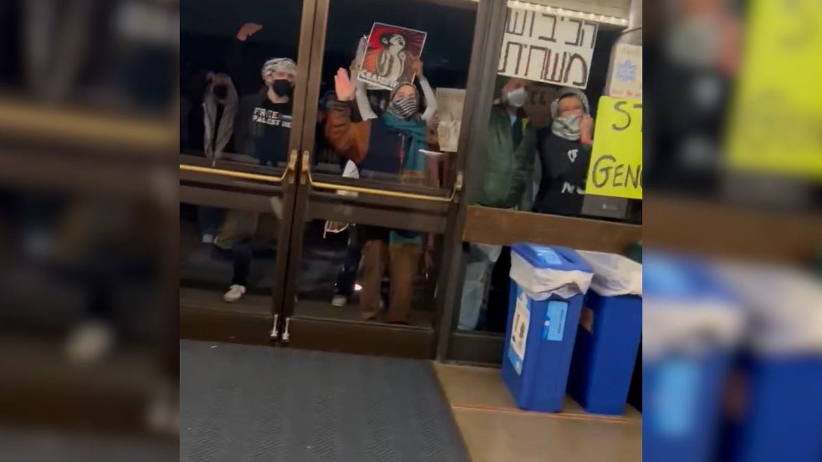 Demonstranten klopfen an Glastüren des UC Berkely-Gebäudes