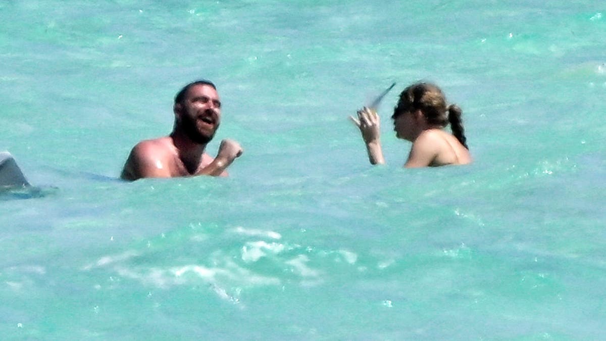 Travis Kelce und Taylor Swift schwimmen