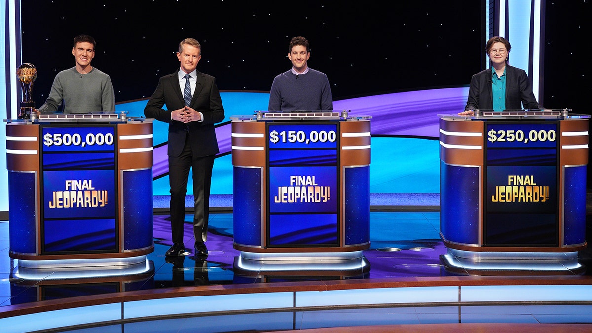 Ken Jennings und drei Teilnehmer posieren für ein Foto nach Final Jeopardy!