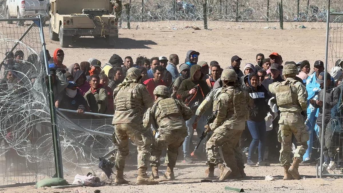 Migranten stürmen das Tor an der Grenze in El Paso