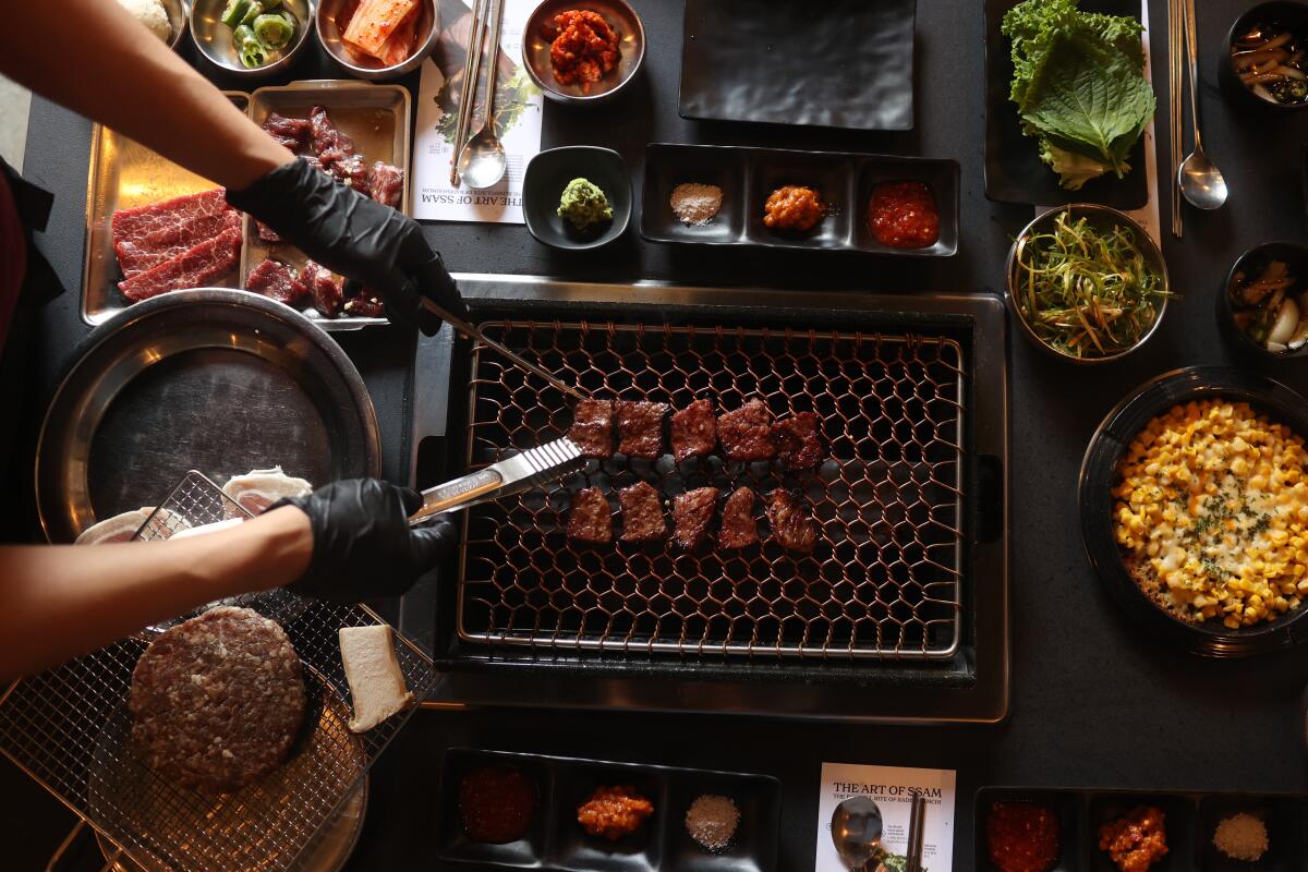 Simon Sung kocht neben anderen Gerichten auch koreanisches Rindfleisch im Origin, einem kürzlich eröffneten Grillrestaurant in Koreatown.