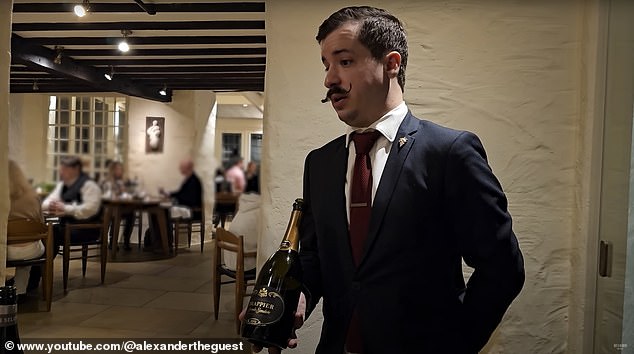 Alexander entschied sich für das 15-Gänge-Degustationsmenü im Wert von 250 £ und die erstklassige Weinbegleitung im Wert von 290 £ – serviert von einem Sommelier mit einem außergewöhnlich extravaganten Schnurrbart (oben)