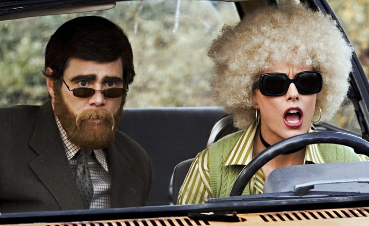 In „Spaß mit Dick und Jane“ sitzen zwei verkleidete Personen hinter einem Auto.
