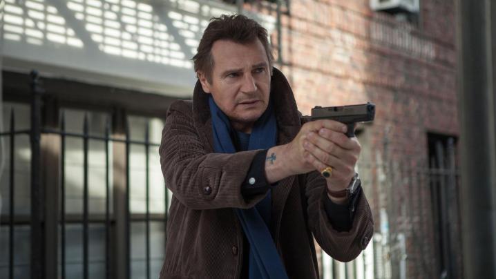 Liam Neeson hält seine Waffe in „A Walk Among the Tombstones“.