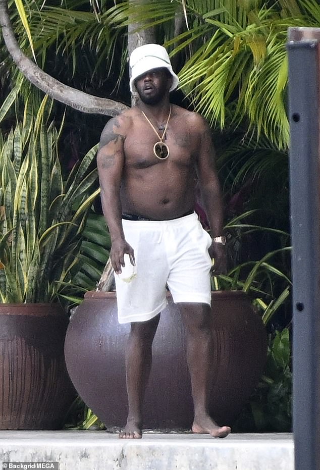 Der Post kam Stunden bevor Diddy fotografiert wurde, als er sorglos aussah, als er vor seiner Villa in Miami eine Zigarette rauchte und am Pier entlang spazierte, nur wenige Tage nach den Razzien des FBI zum Sexhandel
