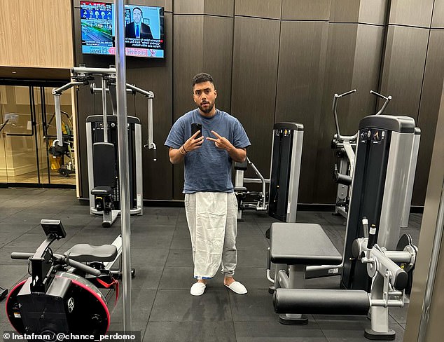 Perdomo hat erst vor zwei Tagen auf Instagram ein Bild von ihm im Fitnessstudio mit der Überschrift „Ich habe noch nicht angefangen“ geteilt.  Schon erschöpft.  Was auch immer nötig ist, schätze ich.