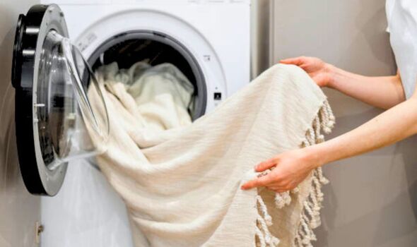 Bild von weißer Kleidung in der Waschmaschine 