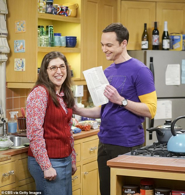 Mayim Bialik, Absolventin von „The Big Bang Theory“, schlüpft auch wieder in ihre Rolle als Amy Farrah Fowler im Finale der „Young Sheldon“-Serie