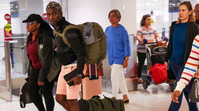 Passagiere laufen durch den Ankunftsbereich, nachdem sie Anfang dieses Monats mit dem ersten Evakuierungsflug aus Cap-Haitien, Haiti, in Miami angekommen sind.