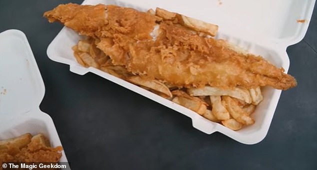 Cara beklagt, dass Fish and Chips in Amerika „kein richtiger Fish and Chips“ sei.  Oben: „richtiges“ britisches Fish and Chips