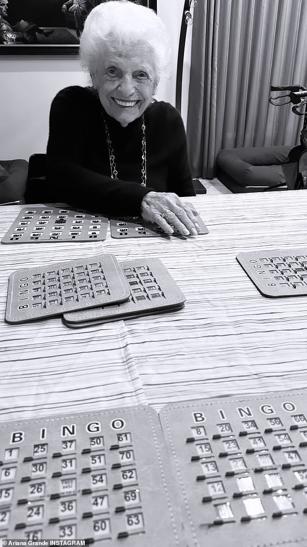 Grande hat ein Schwarzweißfoto hochgeladen, auf dem ihre Großmutter Bingo spielt