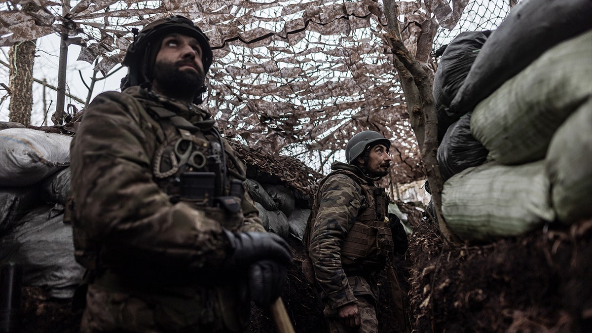 Ukrainische Soldaten drohnen Schützengräben