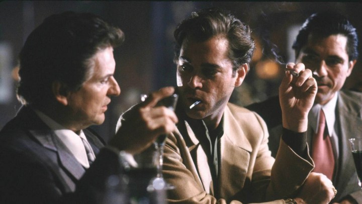Drei Männer sitzen an einer Bar und trinken und rauchen in einer Szene aus Goodfellas.