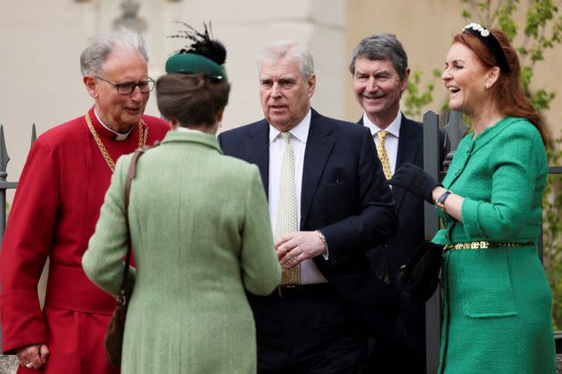 Prinz Andrew, Prinzessin Anne, Vizeadmiral Timothy Laurence und Sarah Ferguson sprechen gemeinsam, als sie die St. George's Chapel verlassen. 