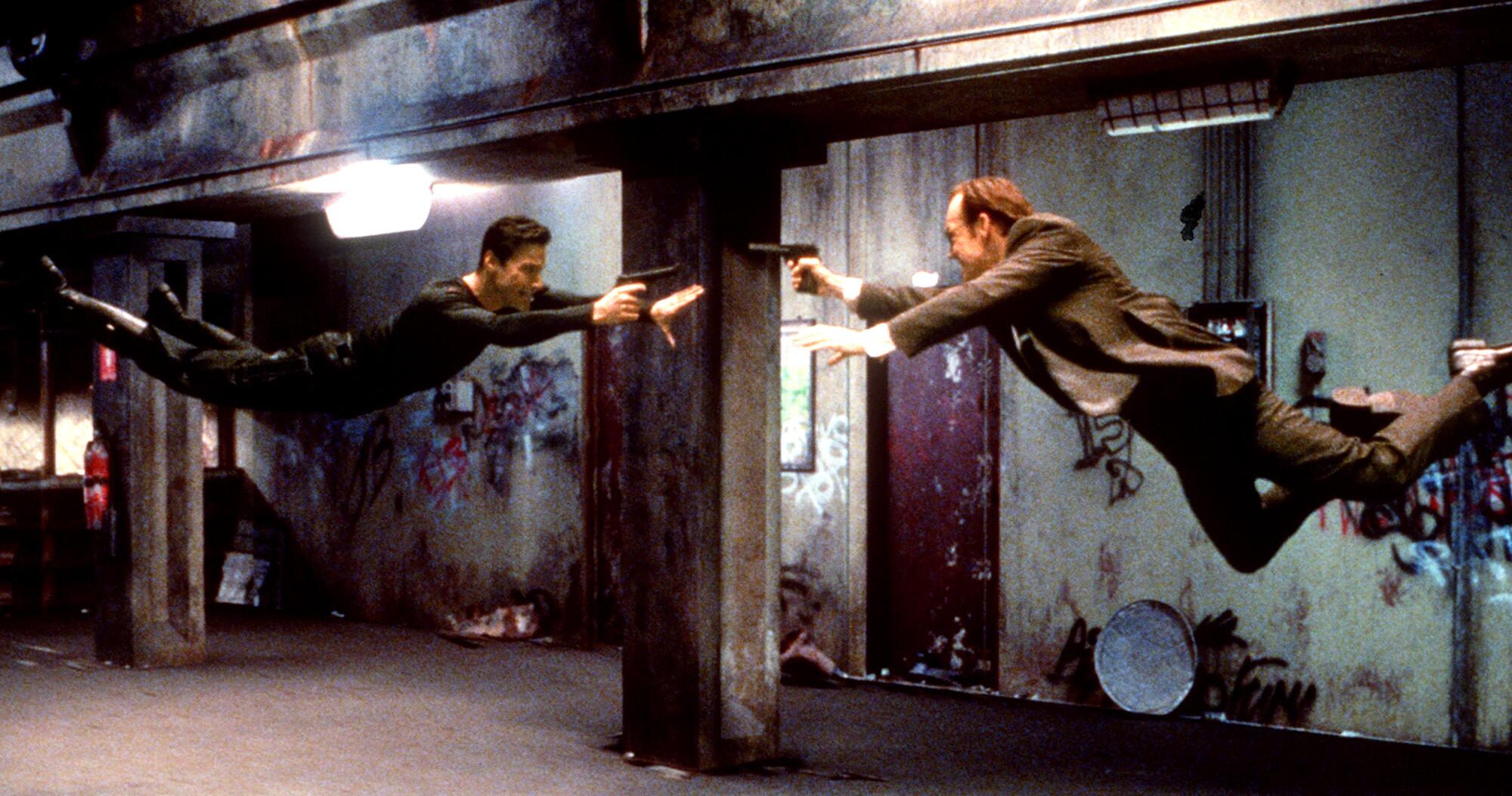 Neo (Keanu Reeves) und Agent Smith (Hugo Weaving) stehen sich in einem Duell gegenüber "Die Matrix"