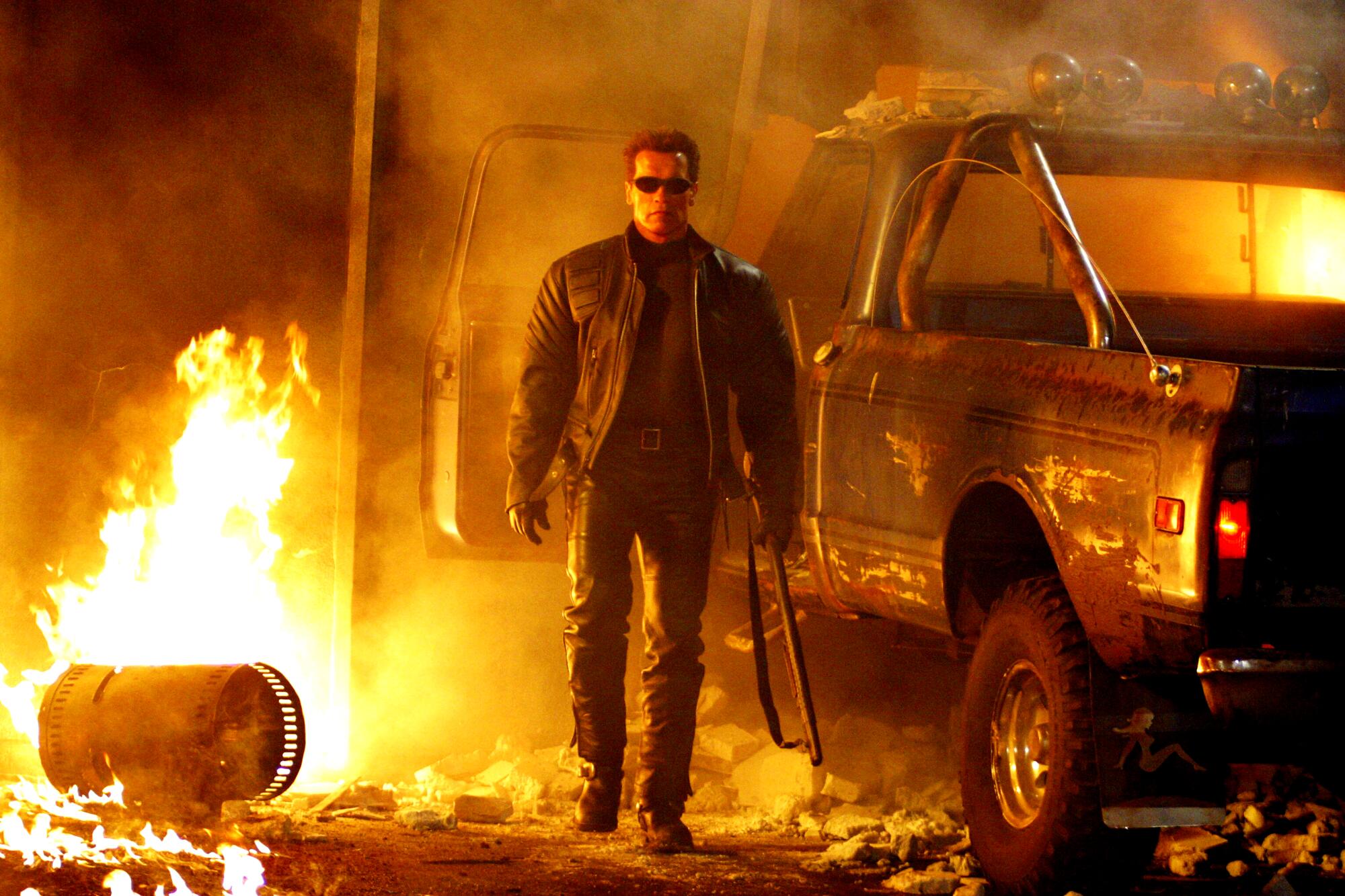 Arnold Schwarzenegger als der von Feuer umgebene Terminator 