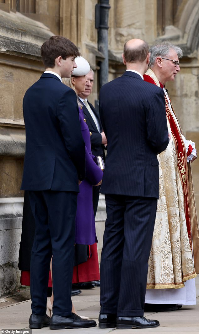 Der Royal stand neben seinem 60-jährigen Vater Prinz Edward, der vermutlich etwa 1,80 Meter groß ist