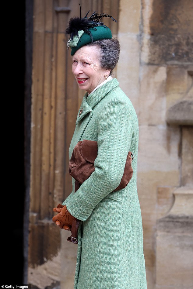 In der Zwischenzeit entschied sich auch die königliche Prinzessin für den traditionellen Farbton, der „Neuanfänge“ symbolisieren soll, und trug einen Fischgrätenmantel mit einem passenden Pillbox-Hut mit Federverzierung