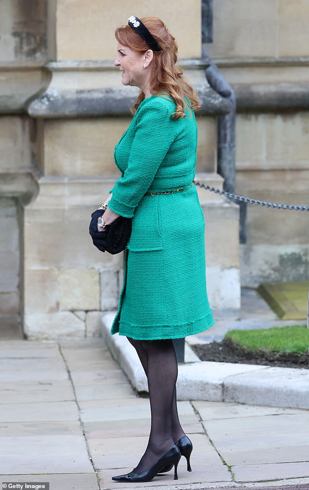 Und Sarah Ferguson, die Herzogin von York, entschied sich für einen kräftigeren Farbton der Frühlingsfarbe und trug ein Bouclé-Kleid mit schwarzen Absätzen