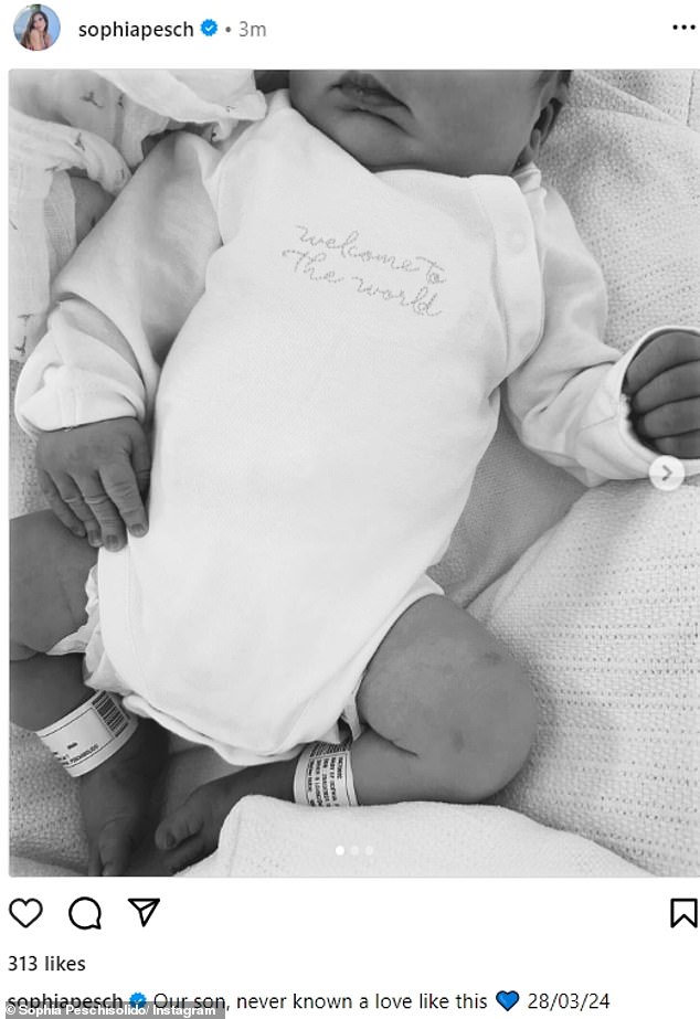 Die 25-jährige Influencerin gab die freudige Nachricht am Sonntag auf ihrem Instagram bekannt, als sie eine Montage süßer Schnappschüsse ihres neugeborenen Sohnes und Verlobten Frankie Makin teilte