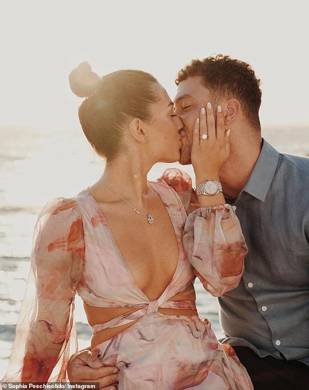 Die Ankündigung der Schwangerschaft erfolgte, nachdem sich das Paar im vergangenen Jahr verlobt hatte und eine Bildergalerie des romantischen Heiratsantrags an einem Strand in Mykonos, Griechenland, geteilt hatte