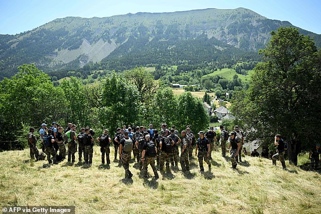 Französische Gendarmen beteiligen sich im Juli 2023 an der Suchaktion nach dem zweijährigen Emile