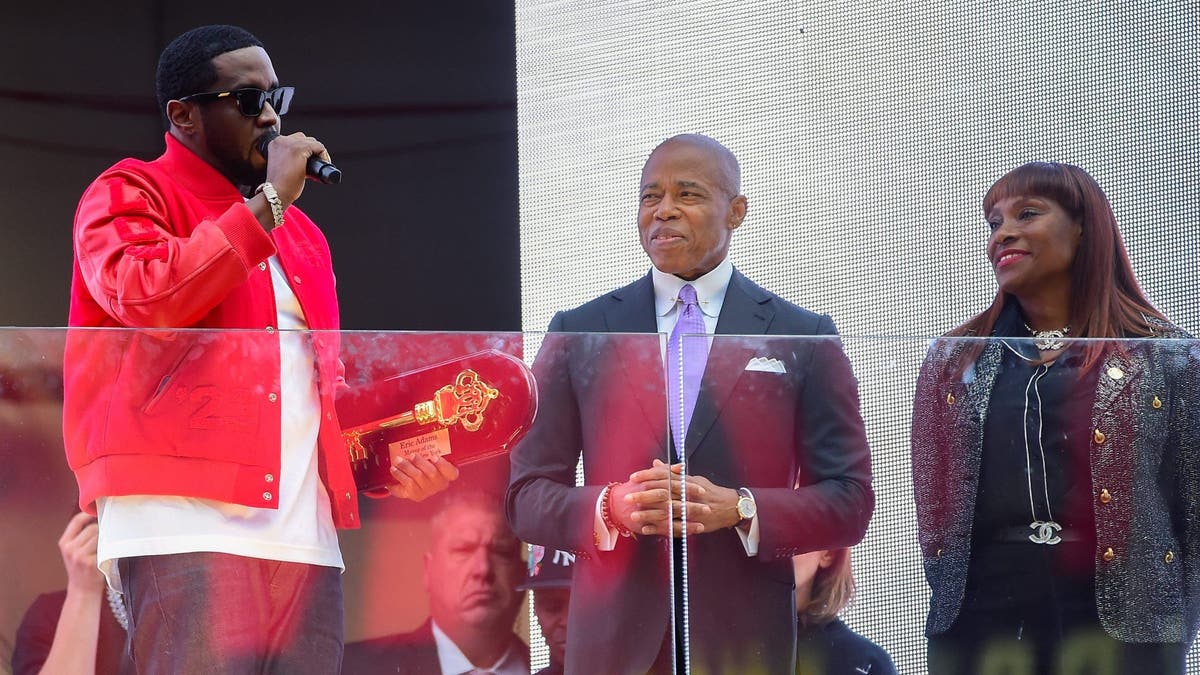 Sean "Diddy" Combs hält bei einer Zeremonie zusammen mit Bürgermeister Eric Adams den Schlüssel zu New York City hoch