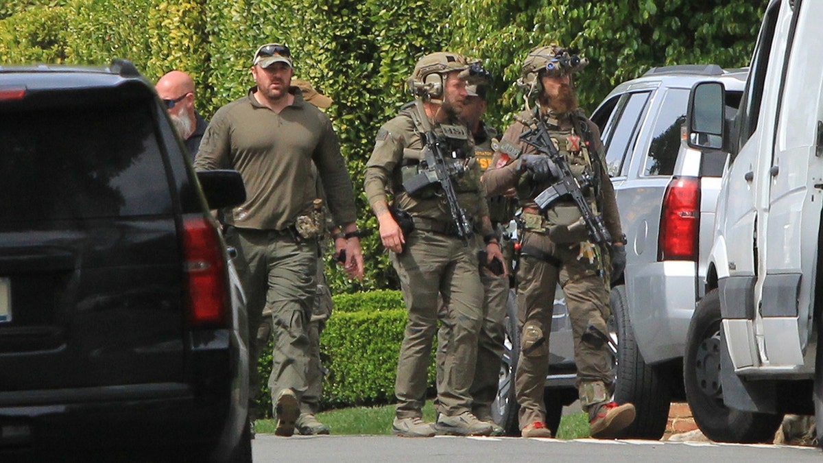 Männer in Uniform mit schweren Waffen tummeln sich rund um Diddys Haus in Beverly Hills